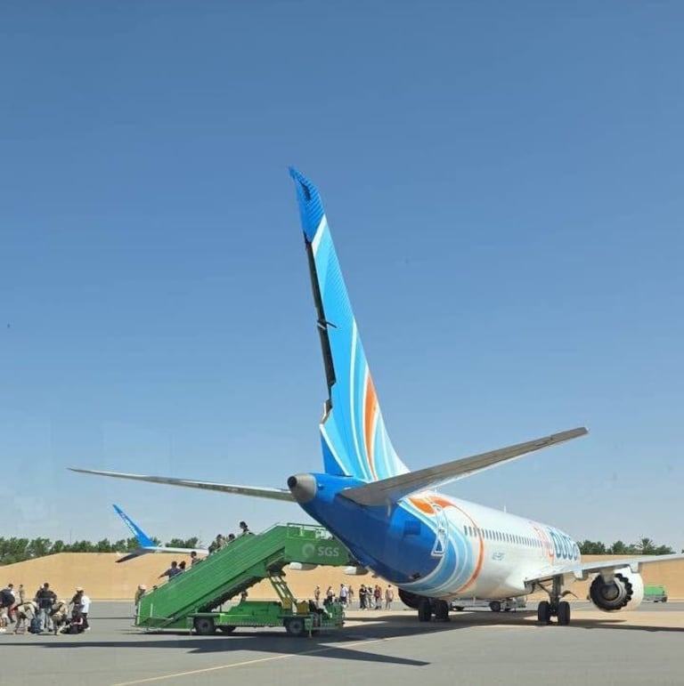 Momento en el que los pasajeros del vuelo de FlyDubai bajan del avión tras el incidente.