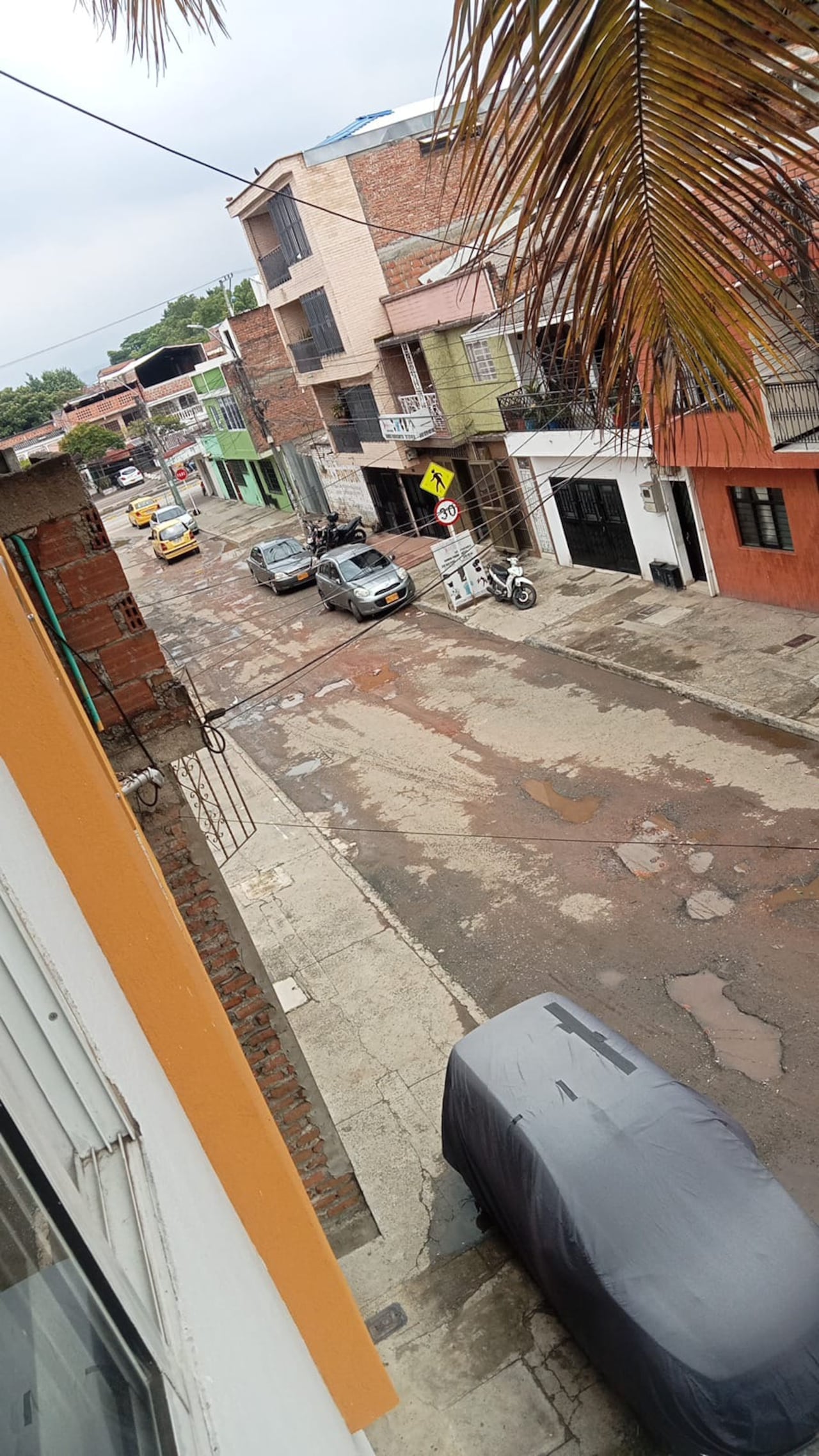 La comunidad señala que, además de los huecos, los encharcamientos y el uso de escombros para rellenar la vía hacen más difícil la circulación en el barrio.