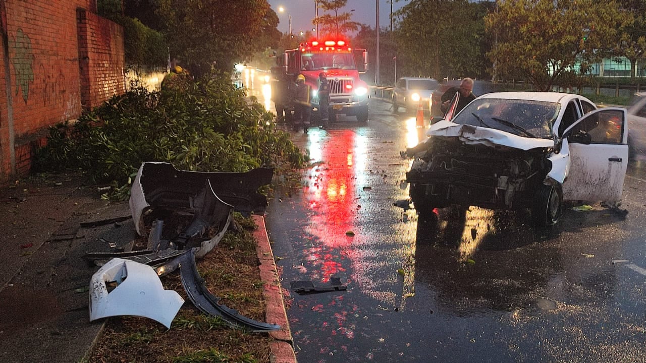 Vehículo perdió el control y chocó contra un árbol en el sur de Cali.