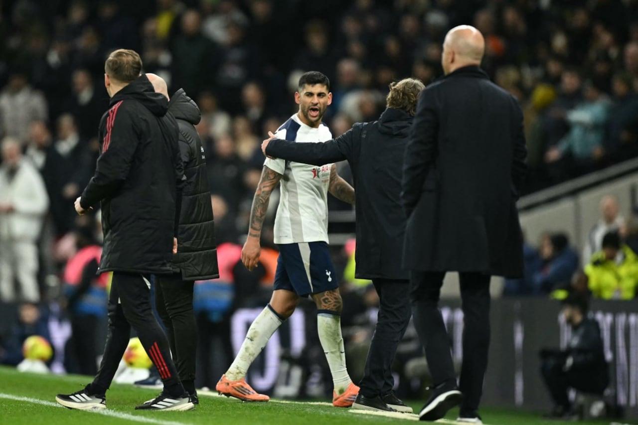 El defensa argentino #17 del Tottenham Hotspur, Cristian Romero, es expulsado del campo por el entrenador danés del Tottenham Hotspur, Thomas Frank, después de convertirse en el segundo jugador del Tottenham expulsado durante la Premier League inglesa.