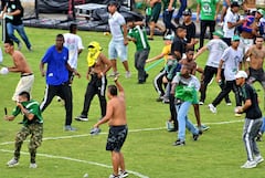 Ya son 8 meses que Jugadores y cuerpo técnico del Deportivo Cali fueron amedrentados por sus hinchas.
El equipo azucarero, cayó 2-0 con Cortuluá en el estadio Doce de Octubre ahondando su crisis. Los hinchas invadieron la cancha y los jugadores, que debieron ser protegidos por la Policía. Teófilo Gutiérrez fue uno de los futbolistas atacados. Esta derrota provoco la salida del técnico Máyer Candelo y abrió un nuevo debate sobre la violencia de las barras bravas en los estadios del país.