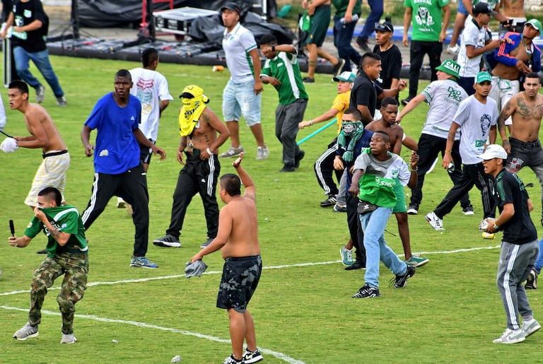 Ya son 8 meses que Jugadores y cuerpo técnico del Deportivo Cali fueron amedrentados por sus hinchas.
El equipo azucarero, cayó 2-0 con Cortuluá en el estadio Doce de Octubre ahondando su crisis. Los hinchas invadieron la cancha y los jugadores, que debieron ser protegidos por la Policía. Teófilo Gutiérrez fue uno de los futbolistas atacados. Esta derrota provoco la salida del técnico Máyer Candelo y abrió un nuevo debate sobre la violencia de las barras bravas en los estadios del país.