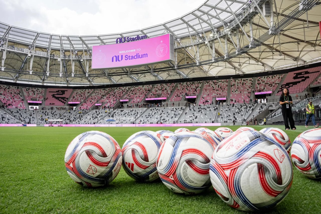 Imagen del terreno de juego y una de las tribunas del nuevo estadio de Inter de Miami. Sobre el cesped están los balones o pelotas que se utilizan en los partidos de la MLS.