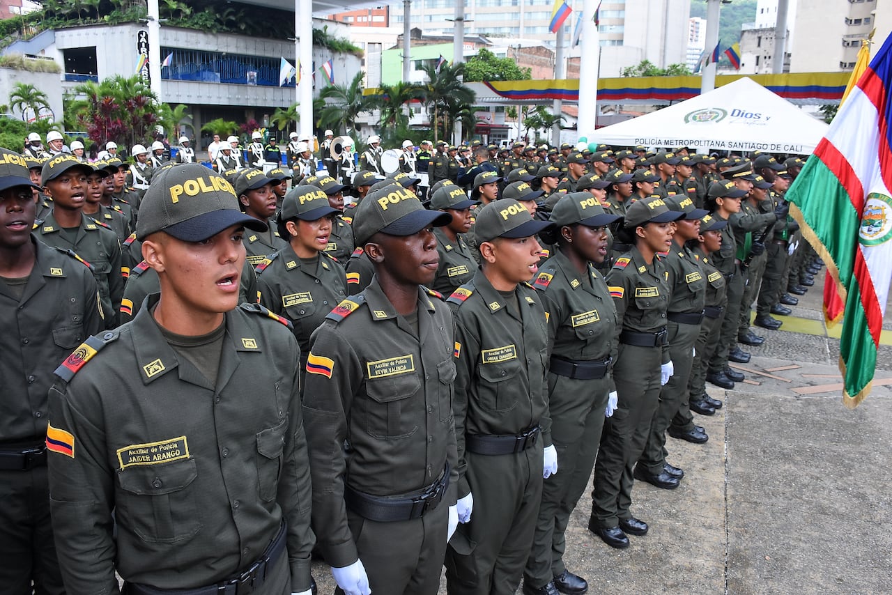 Juramento de 120 Auxiliares de Policía y Entrega de 5 Vehículos y 40 Radios por parte de la Alcaldía de Cali.
