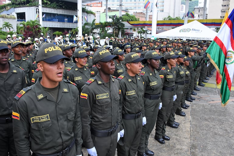 Juramento de 120 Auxiliares de Policía y Entrega de 5 Vehículos y 40 Radios por parte de la Alcaldía de Cali.
