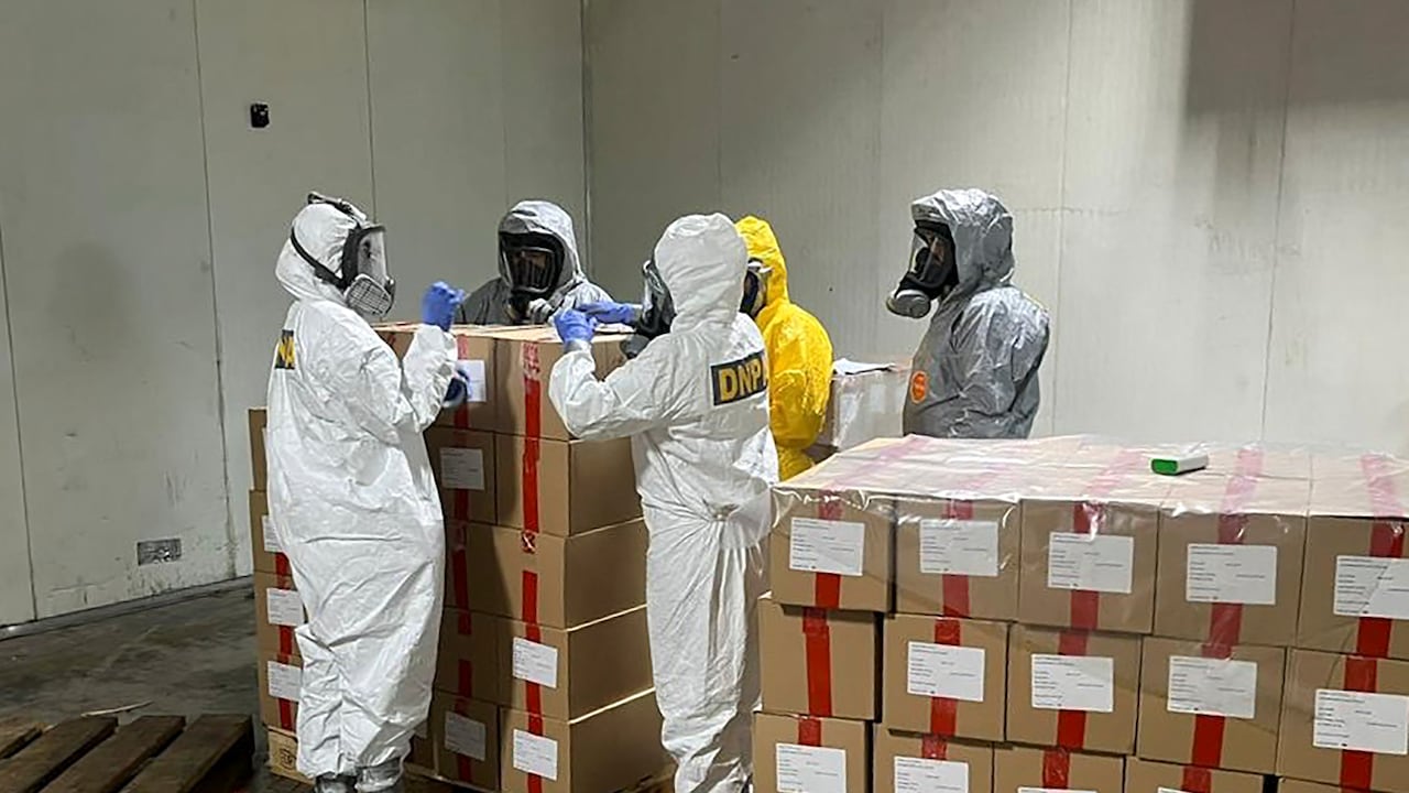 Miembros de la Dirección Nacional de Policía Antidrogas, junto con la Dirección de Aduanas y el Ministerio Público, revisaron el cargamento.