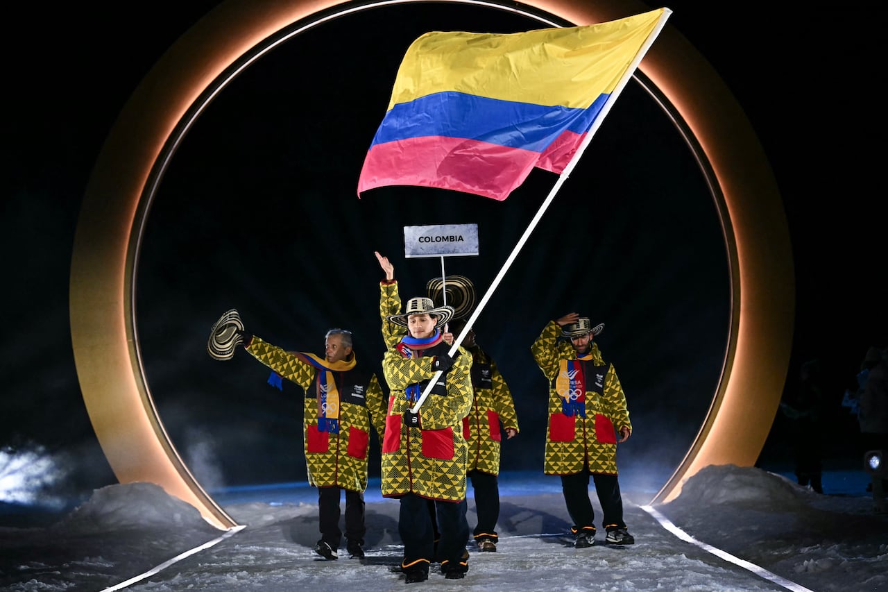 El abanderado colombiano, Fredrik Fodstad, desfila durante la ceremonia de apertura de los Juegos Olímpicos de Invierno Milano Cortina 2026 en el Estadio de Salto de Esquí de Predazzo (Val di Fiemme), el 6 de febrero de 2026. (Foto: Javier SORIANO / AFP)