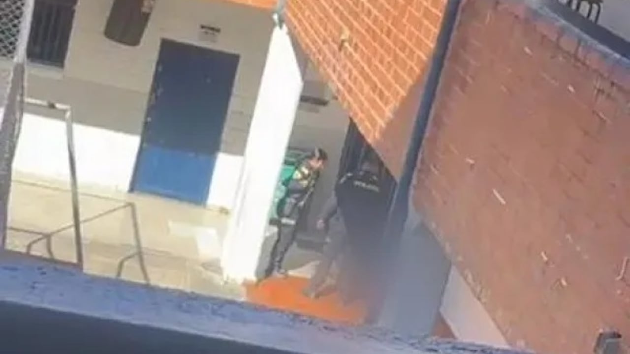 Autoridades de policía y organismos de socorro atienden la situación de orden público a las afueras de la institución educativa en Medellín.