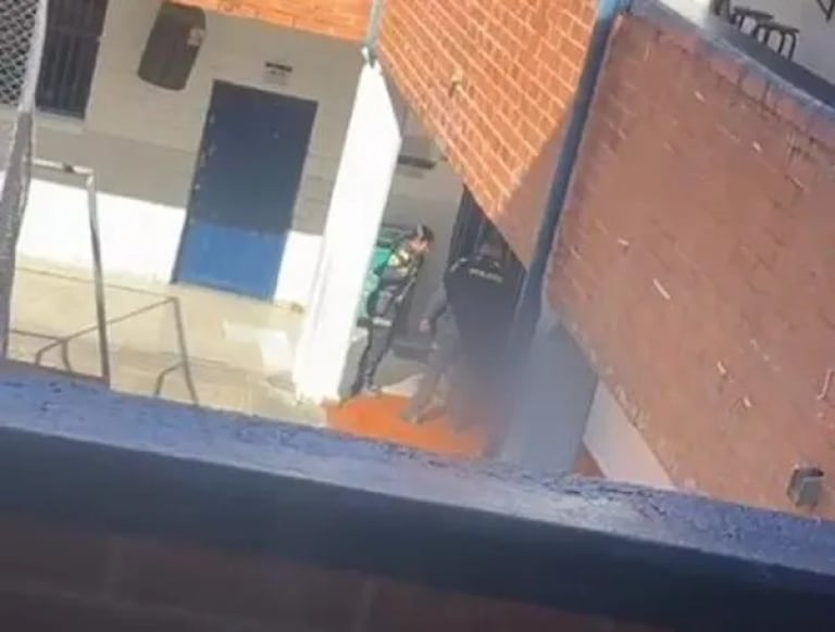 Autoridades de policía y organismos de socorro atienden la situación de orden público a las afueras de la institución educativa en Medellín.