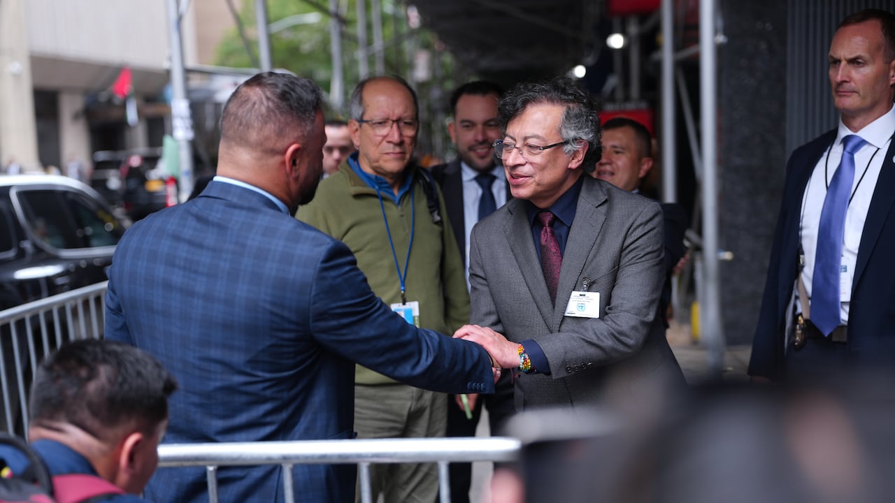 El presidente, Gustavo Petro, caminando por las calles de Nueva York (Estados Unidos), el 22 de septiembre de 2025. Lo acompañó Angie Rodríguez, directora del Departamento Administrativo de la Presidencia (Dapre), además de su esquema de seguridad