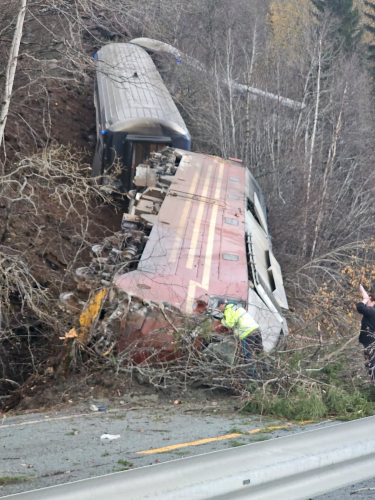Una persona habría fallecido en medio del accidente.