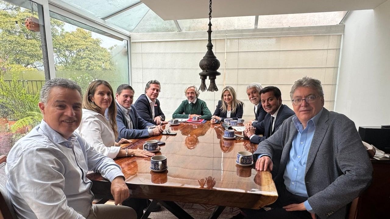 Los nueve miembros de la consulta se reunieron tras el triunfo de Valencia.