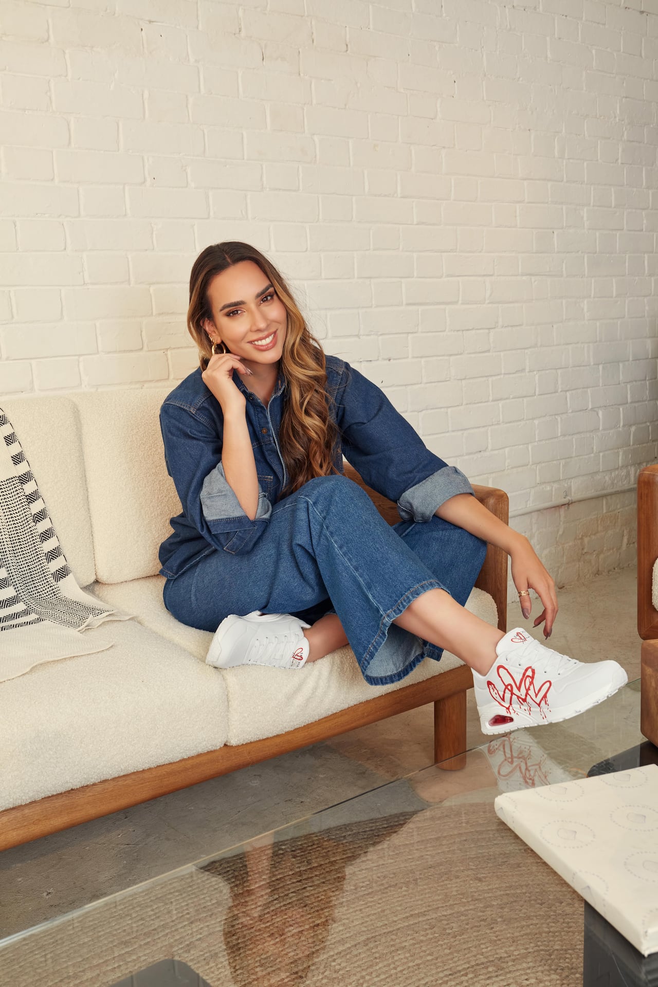 María Alejandra Manotas, conocida como Mari, es arquitecta, empresaria, generadora de contenido y madre de 3 niños. Esta mamá multitask, es actualmente imagen de la marca de tenis Skechers.