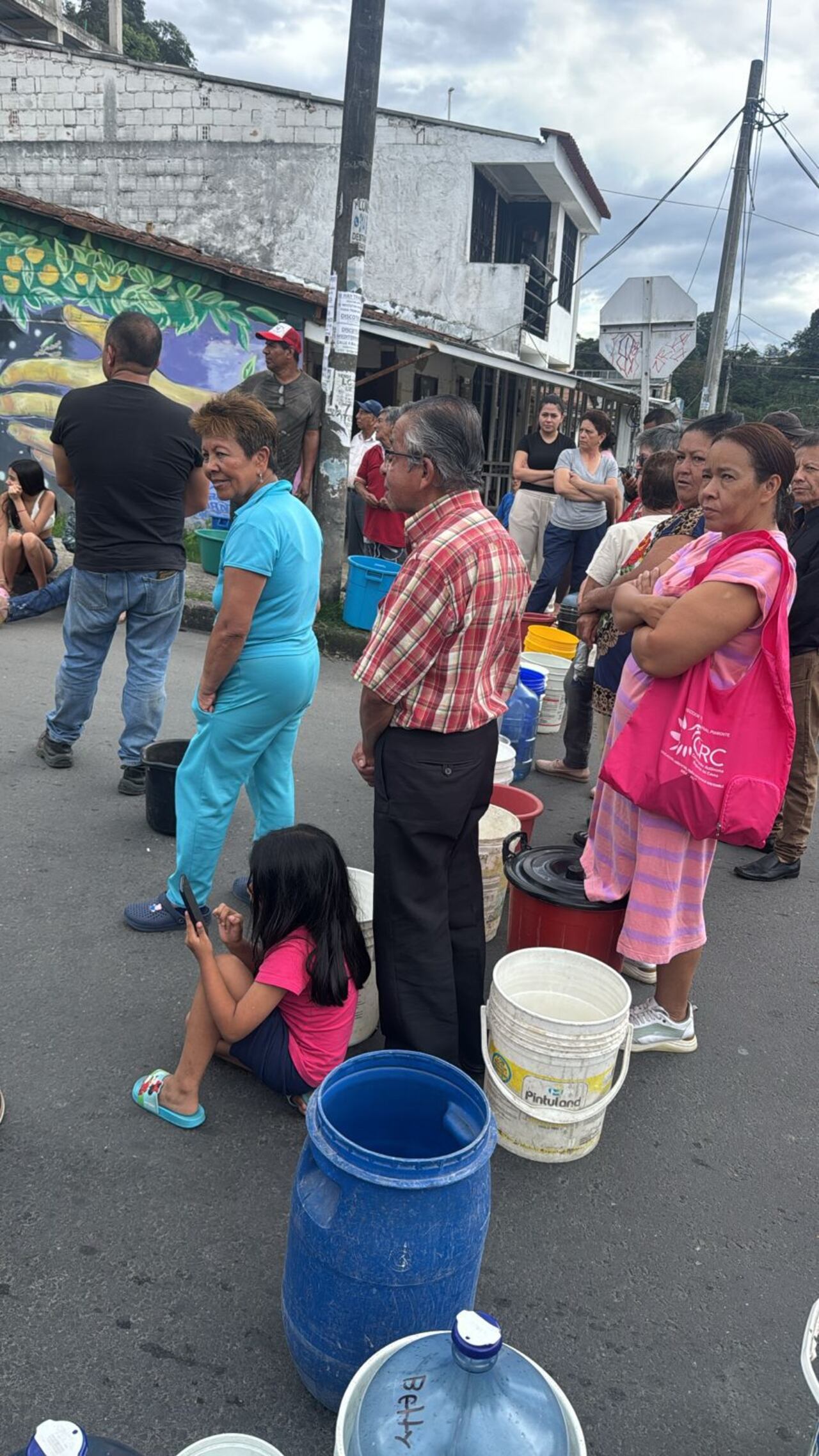 Los habitantes del barrio Los Naranjos sacaron ollas y tarros para poder tener agua potable mientras adelantan la reparación de uno de los tubos del sistema de acueducto de esta zona del occidente de Popayán.
