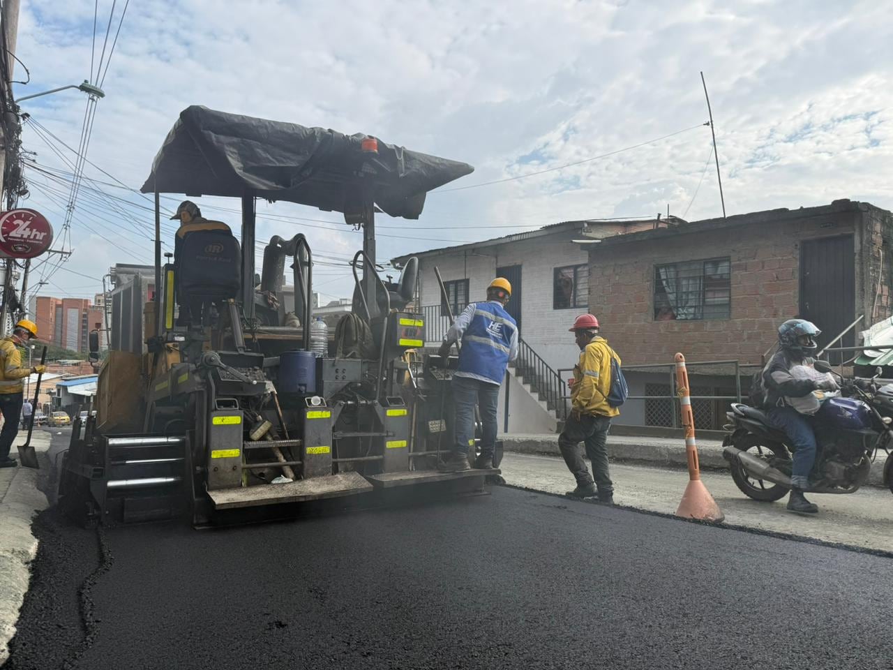 Durante la jornada, cuadrillas de trabajo adelantaron la instalación de aproximadamente 200 metros lineales de asfalto.