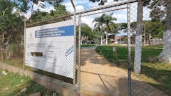 Según vecinos, aunque se ha observado presencia intermitente de trabajadores, el escenario permanece sin ser entregado oficialmente.