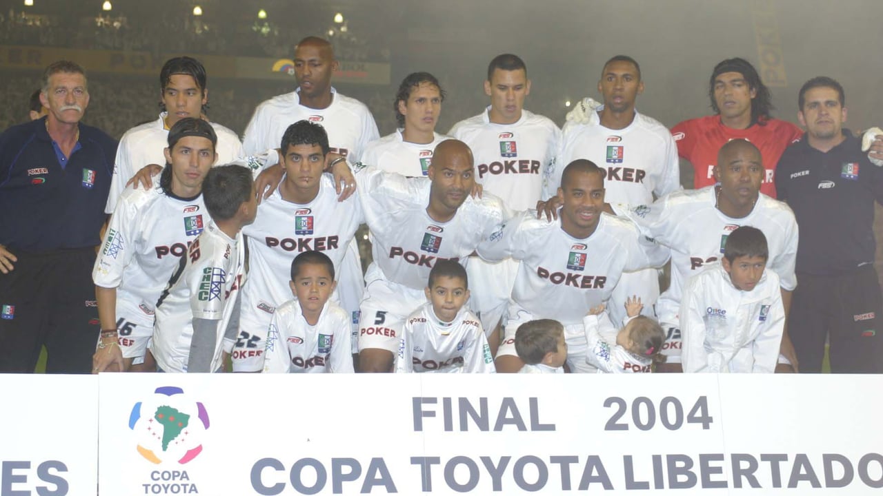Manizales, 1 de julio de 2004. Once Caldas. (De pie, de izquierda a derecha) Dayro Moreno, Edgar Cataño, Miguel Rojas, Samuel Vanegas, Jhon Viáfara, Juan Carlos Henao. (Inclinados, de izquierda a derecha) Elkin Soto, Edwin García, Rubén Darío Velásquez, Arnulfo Valentirra y Herly Alcázar
