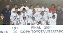 Manizales, 1 de julio de 2004. Once Caldas. (De pie, de izquierda a derecha) Dayro Moreno, Edgar Cataño, Miguel Rojas, Samuel Vanegas, Jhon Viáfara, Juan Carlos Henao. (Inclinados, de izquierda a derecha) Elkin Soto, Edwin García, Rubén Darío Velásquez, Arnulfo Valentirra y Herly Alcázar