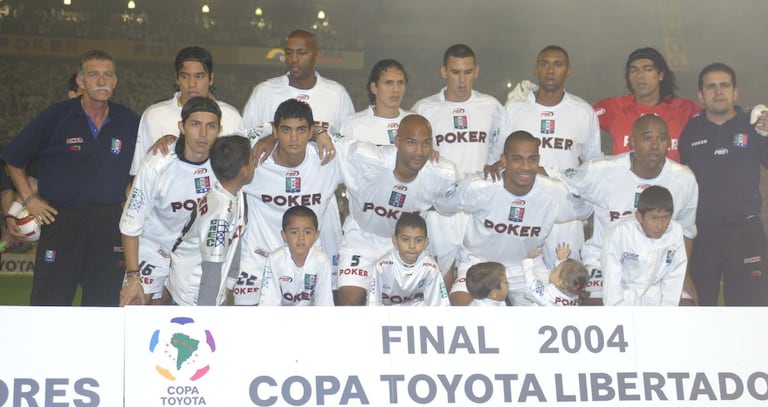 Manizales, 1 de julio de 2004. Once Caldas. (De pie, de izquierda a derecha) Dayro Moreno, Edgar Cataño, Miguel Rojas, Samuel Vanegas, Jhon Viáfara, Juan Carlos Henao. (Inclinados, de izquierda a derecha) Elkin Soto, Edwin García, Rubén Darío Velásquez, Arnulfo Valentirra y Herly Alcázar