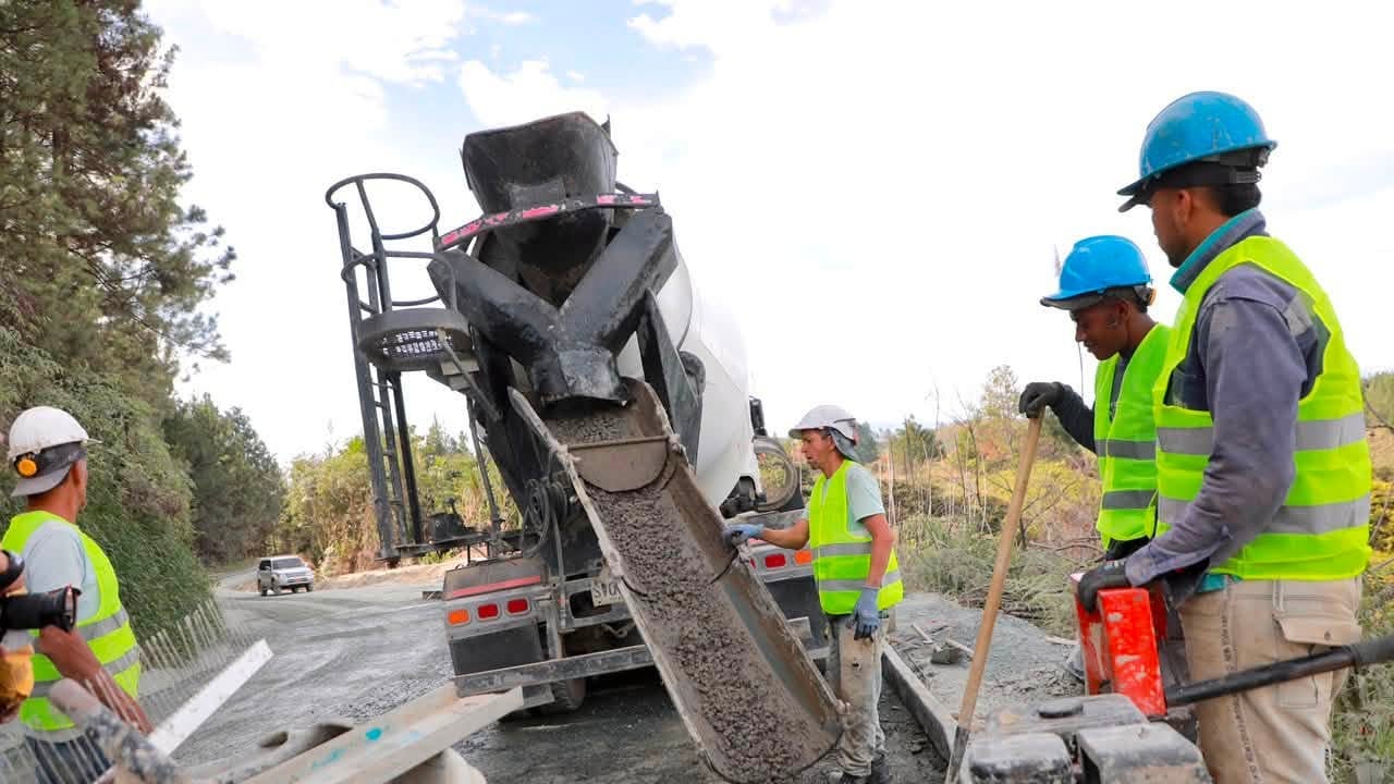 Así es la construcción de una carretera en la zona rural del municipio de Popayán, Cauca.