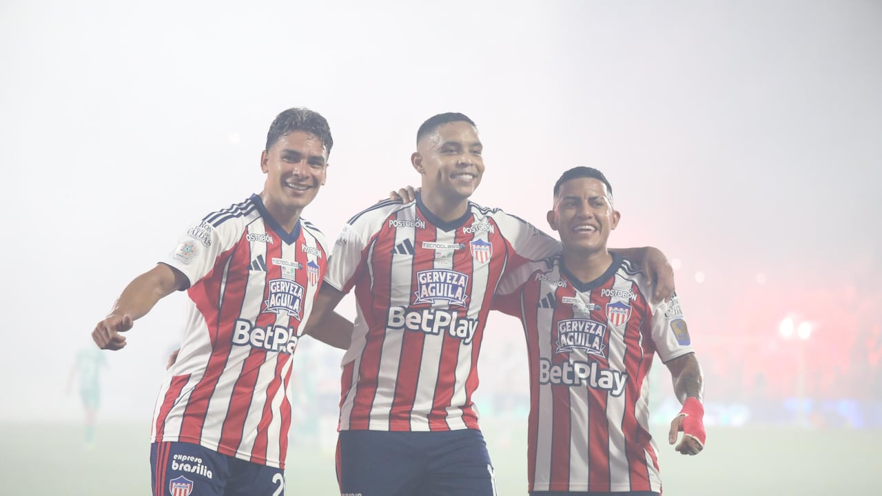 Jannenson Sarmiento, Luis Muriel y Cristian Barrios celebrando la victoria de Junior.