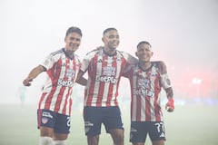 Jannenson Sarmiento, Luis Muriel y Cristian Barrios celebrando la victoria de Junior.