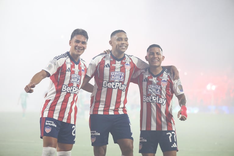 Jannenson Sarmiento, Luis Muriel y Cristian Barrios celebrando la victoria de Junior.