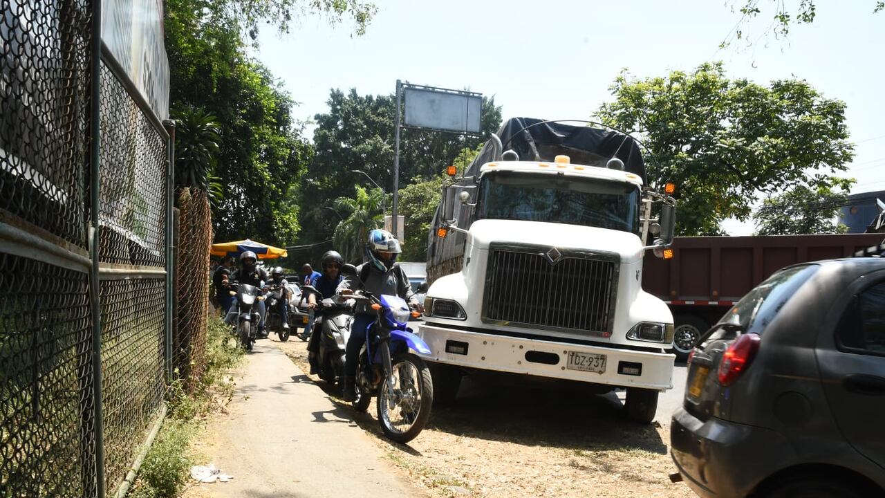 Paro de camioneros bloqueo en Paso del comercio y Menga