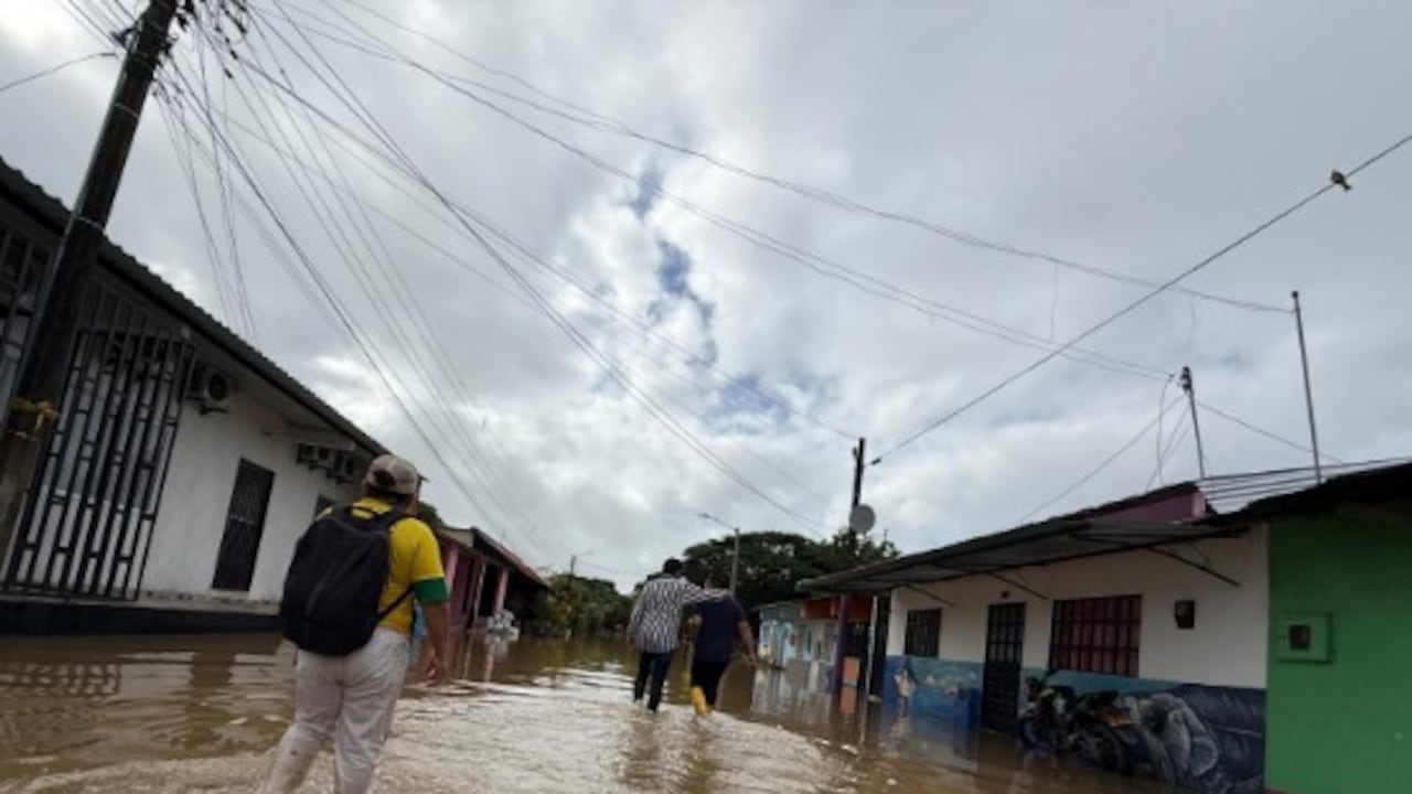 Más de 700 personas han sido damnificadas tras el desbordamiento de 3 ríos en esta región del país.