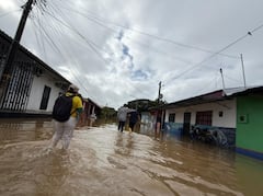 Más de 700 personas han sido damnificadas tras el desbordamiento de 3 ríos en esta región del país.