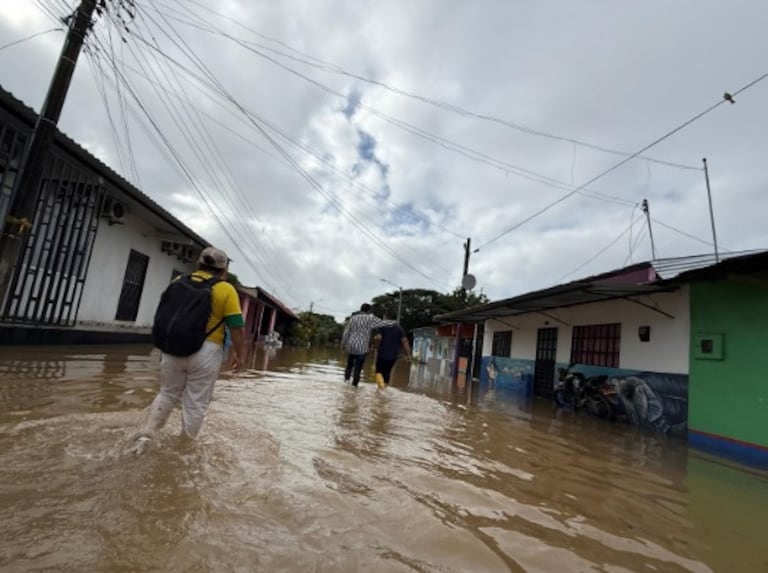 Más de 700 personas han sido damnificadas tras el desbordamiento de 3 ríos en esta región del país.