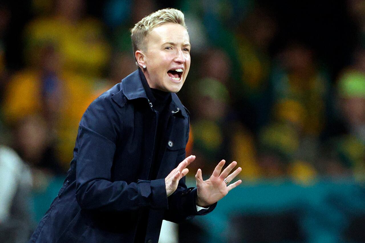 La entrenadora de Canadá, Bev Priestman, hace un gesto durante el partido de fútbol del Grupo B de la Copa Mundial Femenina entre Australia y Canadá en Melbourne, Australia, el lunes 31 de julio de 2023. (Foto AP/Hamish Blair, Archivo)