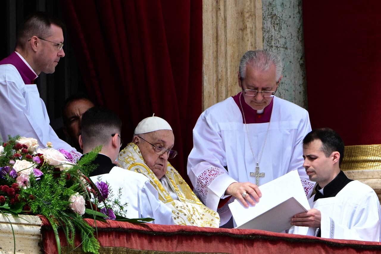 El Papa Francisco, aún convaleciente, saluda desde el balcón de la Basílica de San Pedro. La gente gritaba "queremos verlo" April 20, 2025. (Photo by Tiziana FABI / AFP)