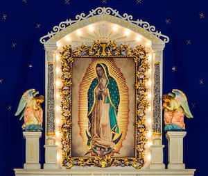 Es la patrona de México y venerada de los indígenas.