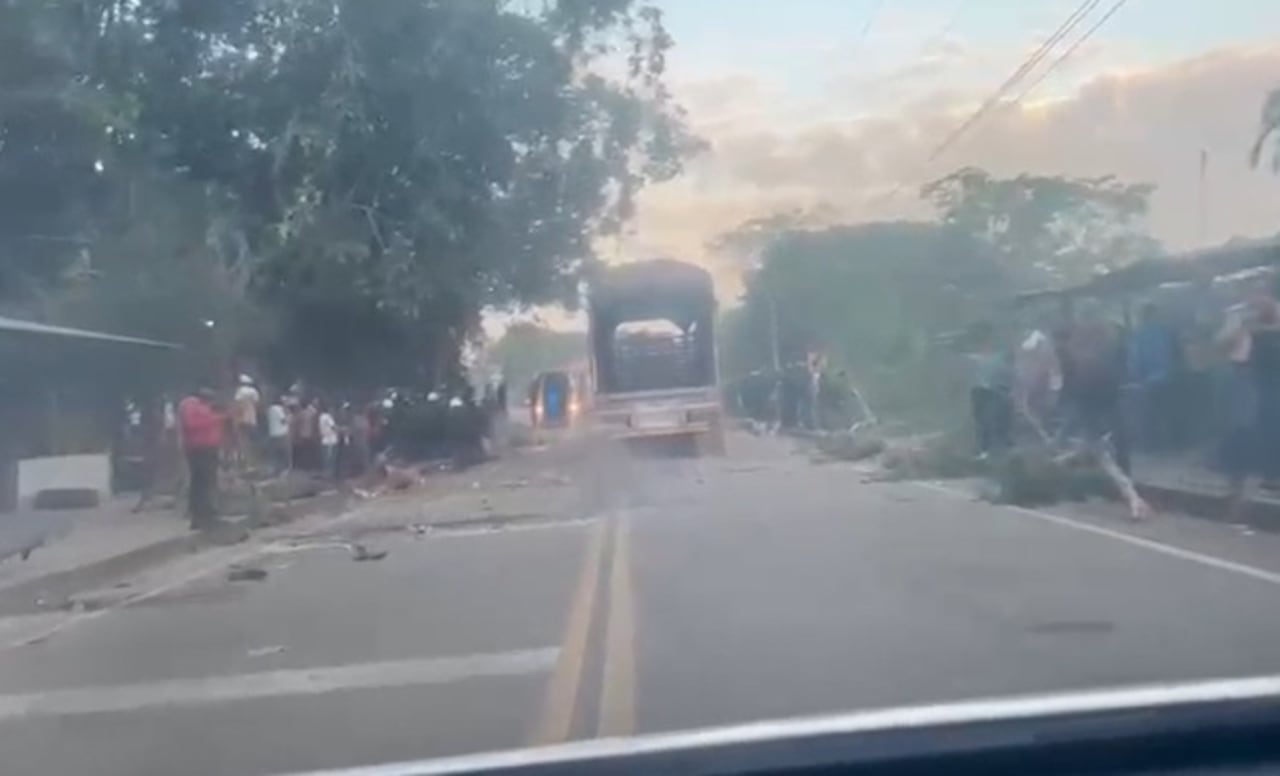 Comunidades Nukak anuncian nuevos horarios de apertura en la vía San José del Guaviare – Villavicencio. Campesinos e indígenas de otros sectores se unieron a la protesta que mantiene bloqueado el corredor vial que une a los dos departamentos.