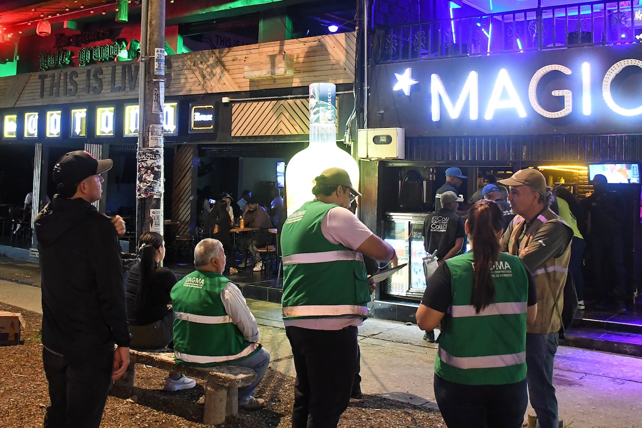 Cali: Operativos nocturnos contra el ruido por parte del Dagma, Alcaldía y Policía en Valle Grande. Foto José L Guzmán. EL País