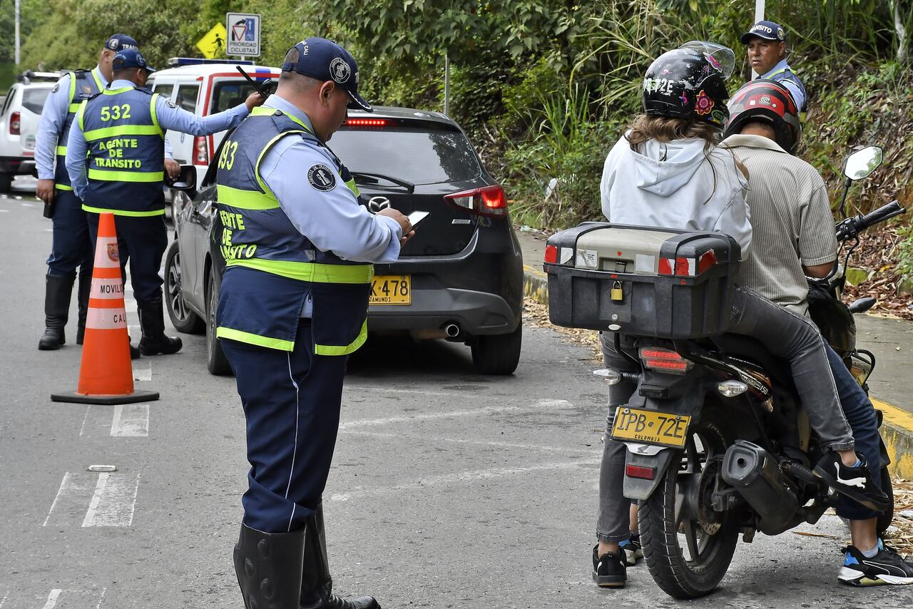 Los diferentes organismos de seguridad de la ciudad como son, los Guardas de transito , Bomberos y la Policia Nacional, Hacen presencia en uno de los lugares mas concurrido por estos primeros días del año, para vigilar de primera mano el comportamiento de las personas que visitan al rio Pance. Fotos Raúl Palacios El País.