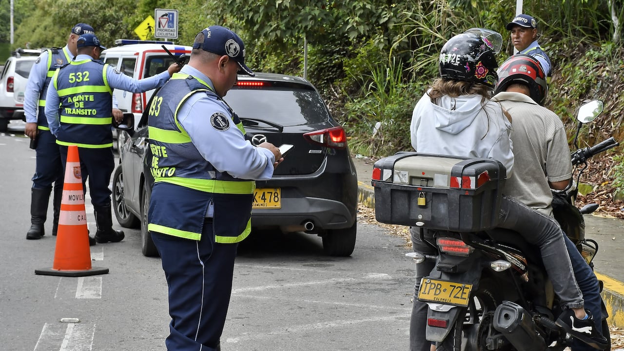 Los diferentes organismos de seguridad de la ciudad como son, los Guardas de transito , Bomberos y la Policia Nacional, Hacen presencia en uno de los lugares mas concurrido por estos primeros días del año, para vigilar de primera mano el comportamiento de las personas que visitan al rio Pance. Fotos Raúl Palacios El País.