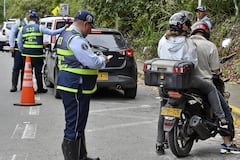 Los diferentes organismos de seguridad de la ciudad como son, los Guardas de transito , Bomberos y la Policia Nacional, Hacen presencia en uno de los lugares mas concurrido por estos primeros días del año, para vigilar de primera mano el comportamiento de las personas que visitan al rio Pance. Fotos Raúl Palacios El País.