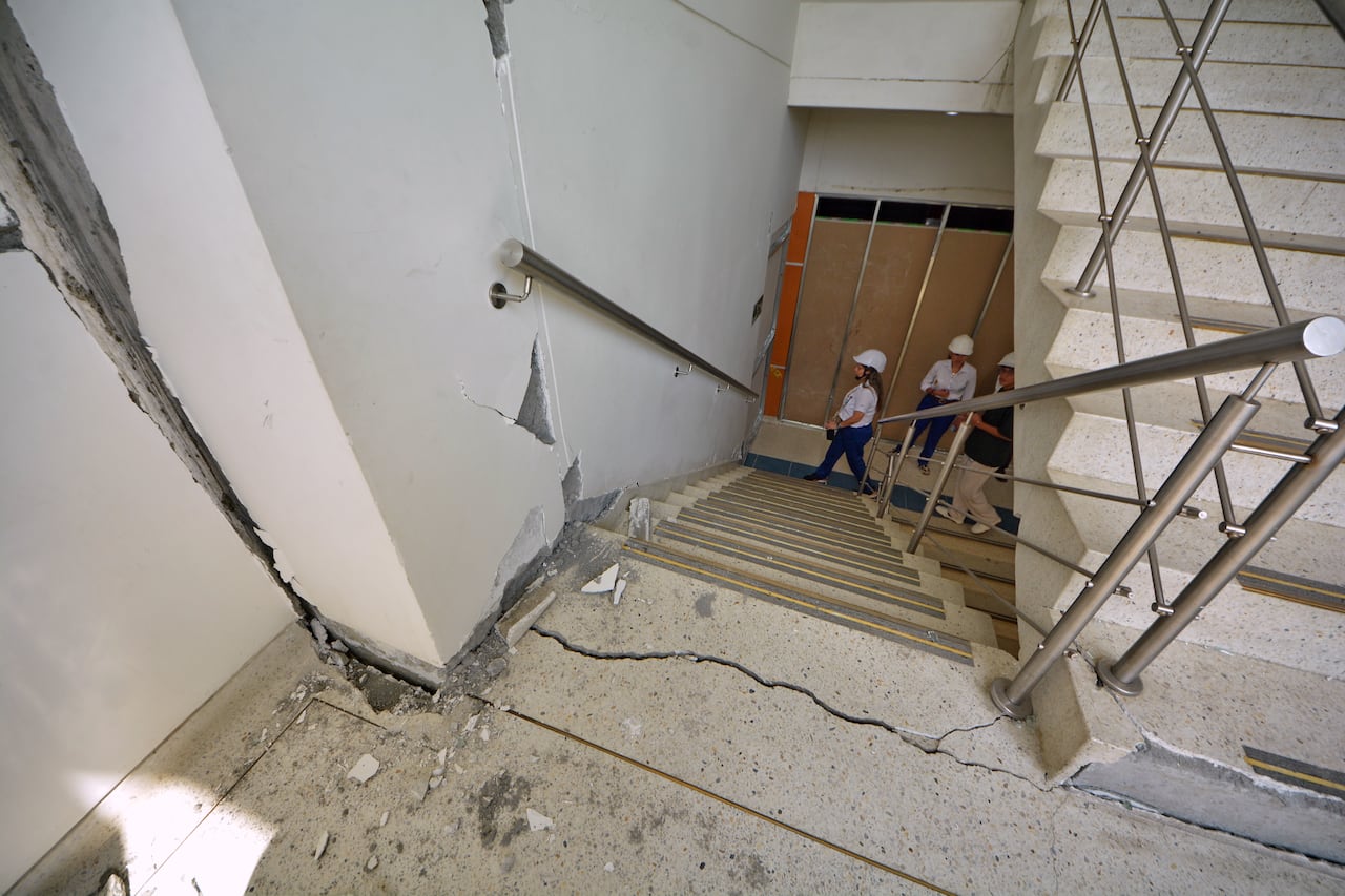La torre de consulta externa del Hospital Carlos Holmes Trujillo, ubicado en el oriente de Cali, quedó en riesgo de colapso e inhabilitada completamente debido a los graves daños estructurales causados por el terremoto del pasado 10 de agosto de 2026. El sismo afectó sus ascensores, escaleras, muros y fachadas, obligando a evacuar los 40 consultorios que operaban en esa sede.