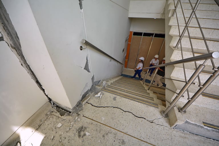 La torre de consulta externa del Hospital Carlos Holmes Trujillo, ubicado en el oriente de Cali, quedó en riesgo de colapso e inhabilitada completamente debido a los graves daños estructurales causados por el terremoto del pasado 10 de agosto de 2026. El sismo afectó sus ascensores, escaleras, muros y fachadas, obligando a evacuar los 40 consultorios que operaban en esa sede.