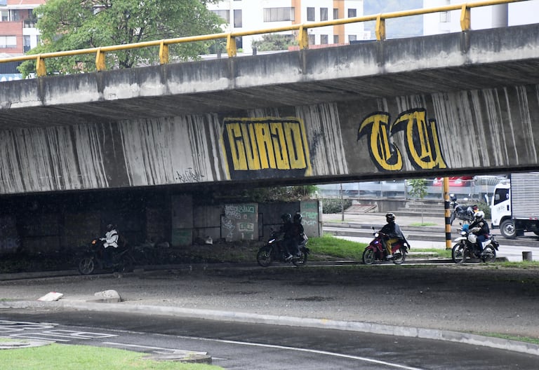 Fotodenuncia: Paso prohibido por motociclista, Sameco.