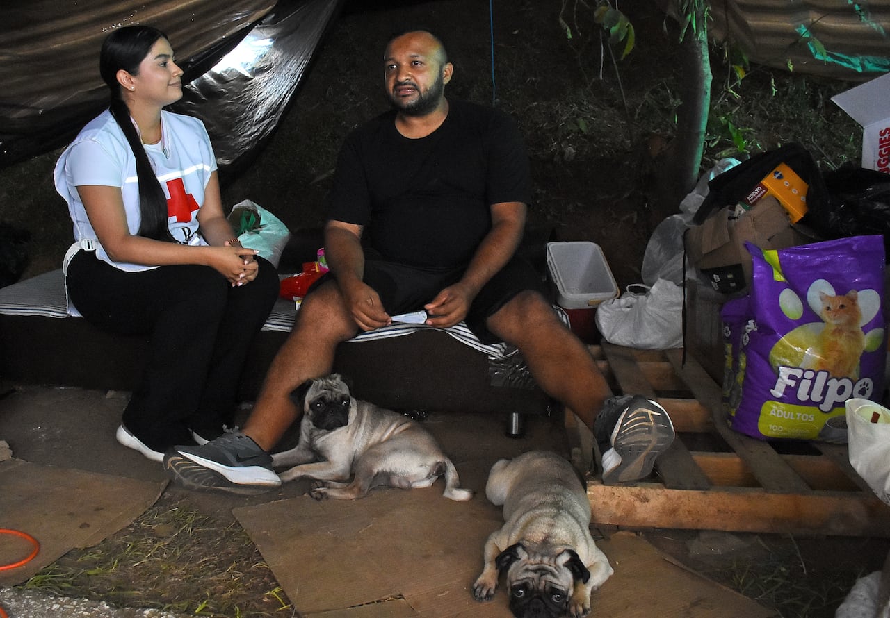 Ayuda Psicosocial de voluntarios de la Cruz Roja y la fundación Dra Florecita a damnificados de Altos de Santa Elena.