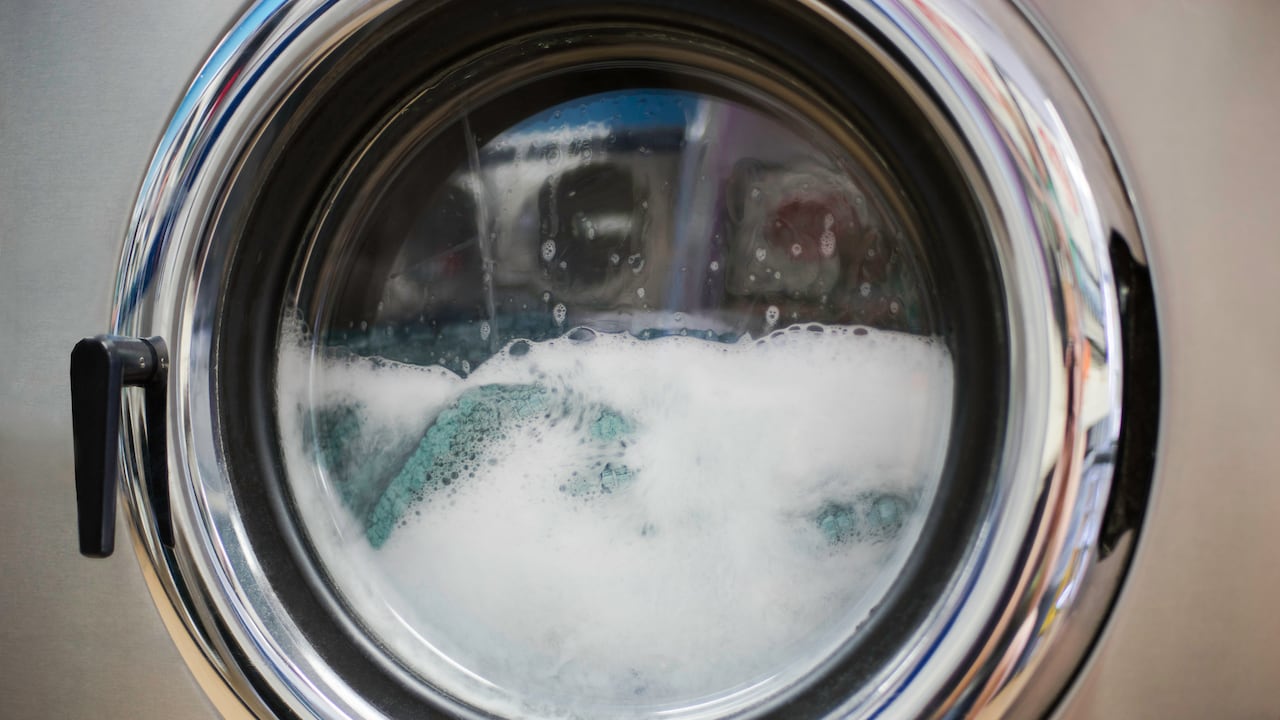 Investigaciones detallan los efectos perjudiciales de poner demasiada ropa en la lavadora, tanto para las prendas como para el electrodoméstico.