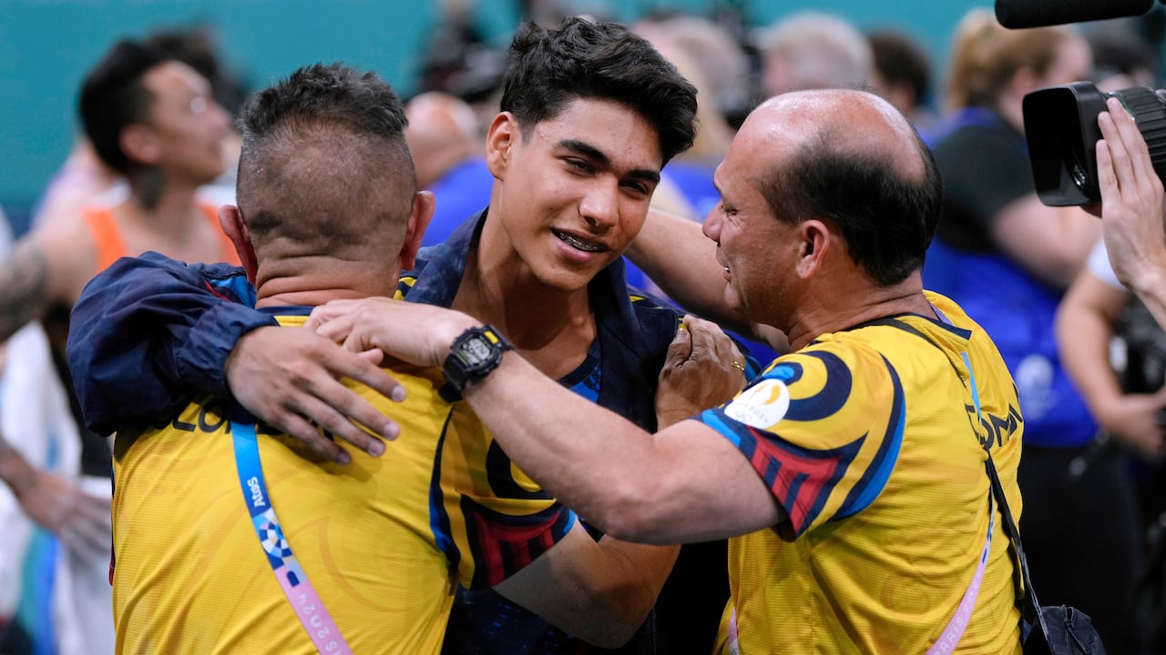 Ángel celebrando con su staff la medalla de plata en París 2024.