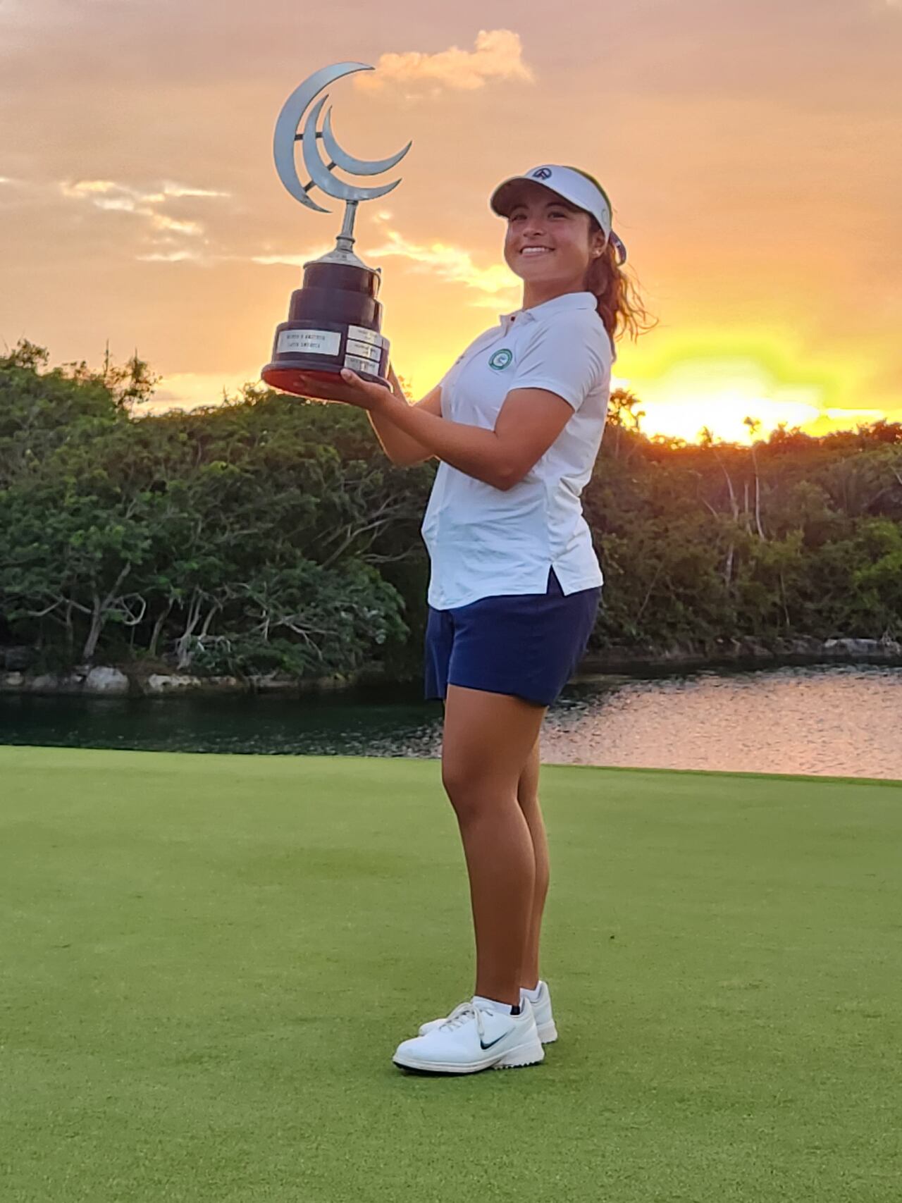 María José Marín alzando su título.