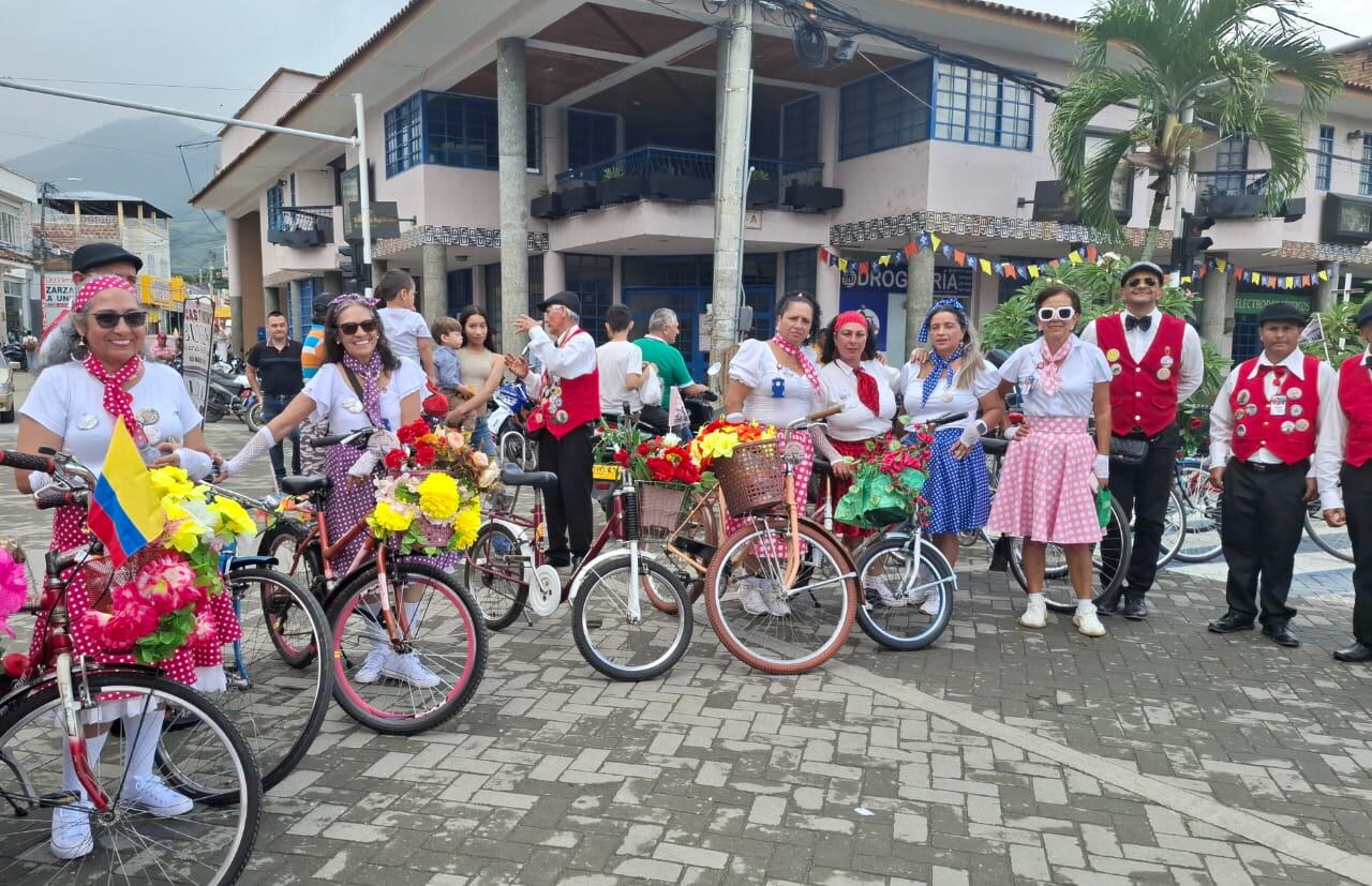 La delegación de coleccionistas posa con sus máquinas restauradas para mantener viva su tradición.