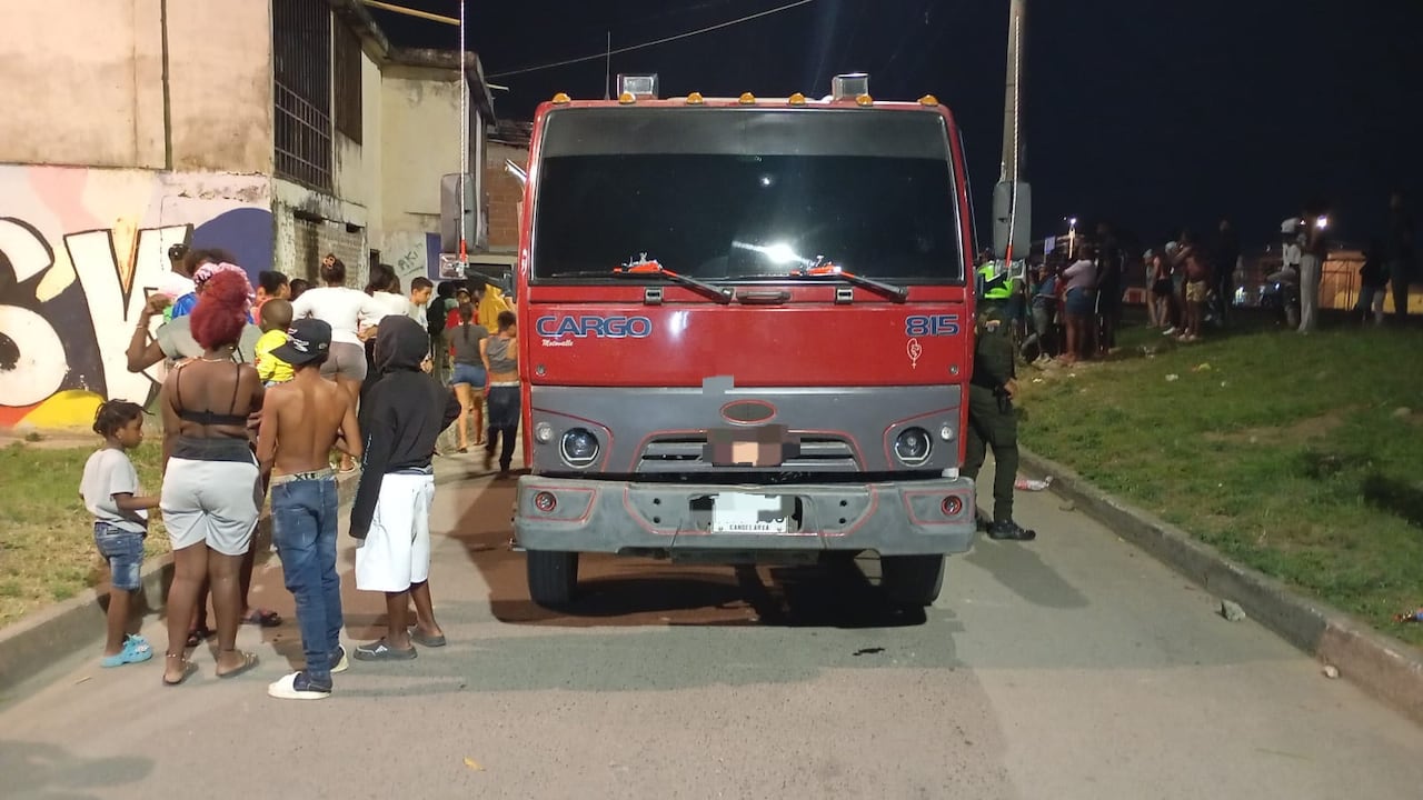 Caminó que arrolló a un menor de edad en el barrio Comuneros de Cali, en la noche del 11 de agosto de 2025.
