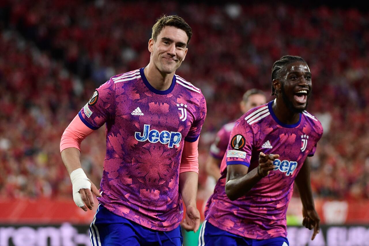 El delantero serbio Dusan Vlahovic (L) celebra marcar el gol de apertura durante el partido de vuelta de la semifinal de la UEFA Europa League entre el Sevilla FC y la Juventus en el estadio Ramón Sánchez Pizjuan de Sevilla el 18 de mayo de 2023. (Foto de CRISTINA QUICLER / AFP )