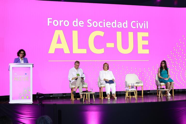 El objetivo del foro es establecer una conversación sobre desafíos globales como la cooperación multilateral y birregional.